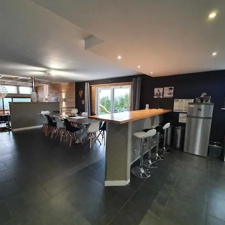 Relaxing In بيت للعطل