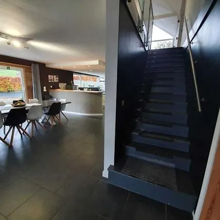 Relaxing In بيت للعطل